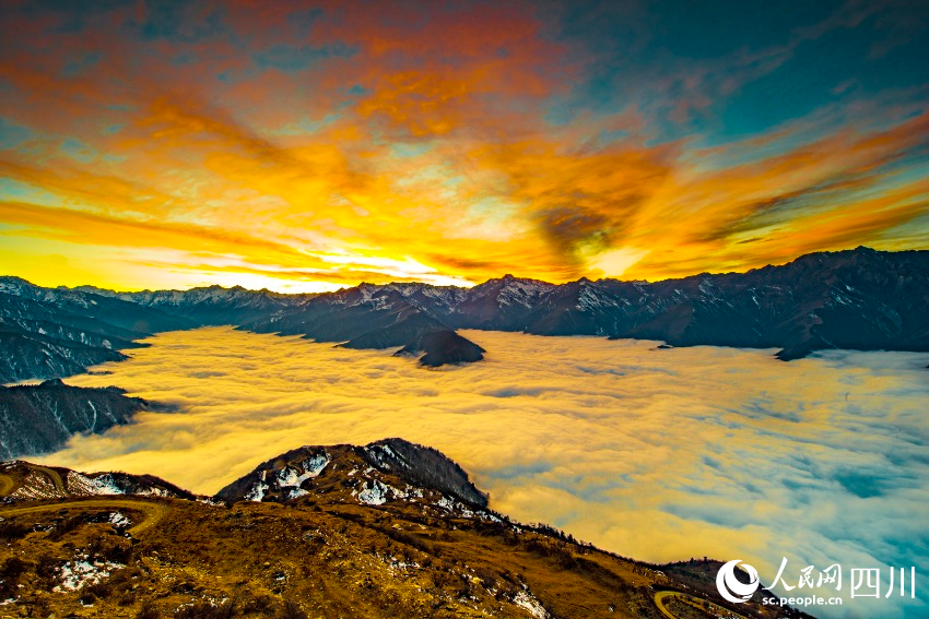 九龍日出云海風光。高秀清攝