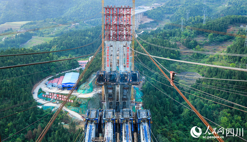 工人不分晝夜搶工期、抓進度。劉學懿攝