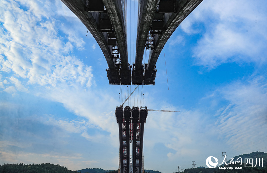 工人不分晝夜搶工期、抓進度。劉學懿攝