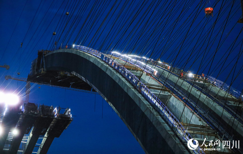 工人不分晝夜搶工期、抓進度。劉學懿攝