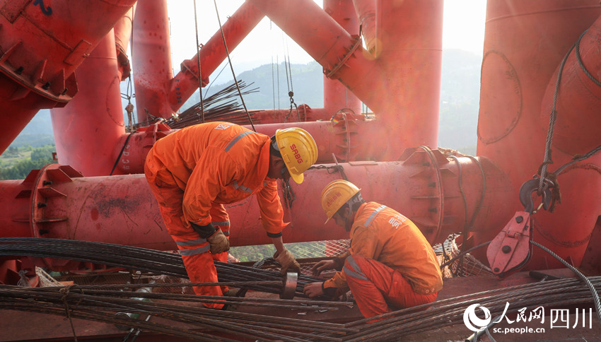 水落河特大橋建設現場一派忙碌。劉學懿攝