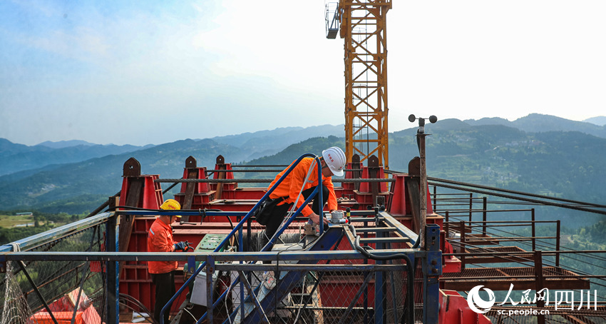 水落河特大橋建設現場一派忙碌。劉學懿攝