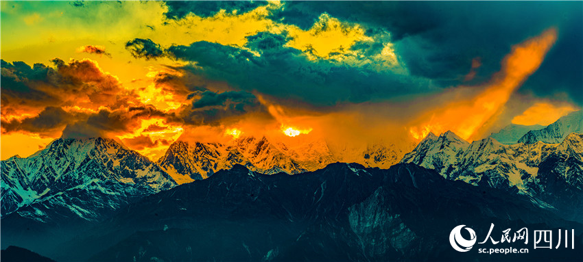 美麗絕倫天地間。周萬龍攝