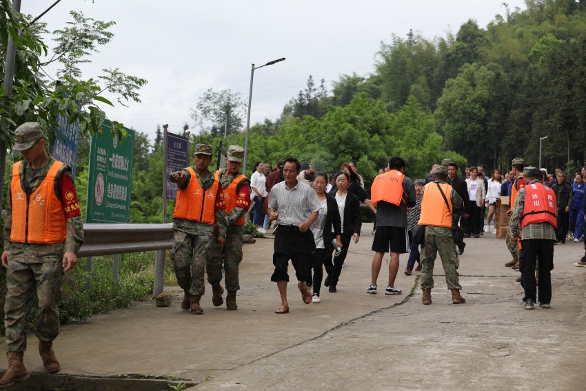 樂山消防救援支隊專業水域救援轉移被困群眾。四川省應急管理廳供圖