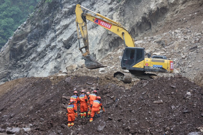 中國安能救援疏通堰塞湖。四川省應急管理廳供圖
