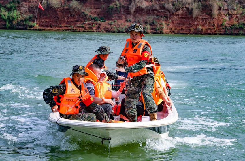 轉移群眾。武警四川總隊資陽支隊供圖
