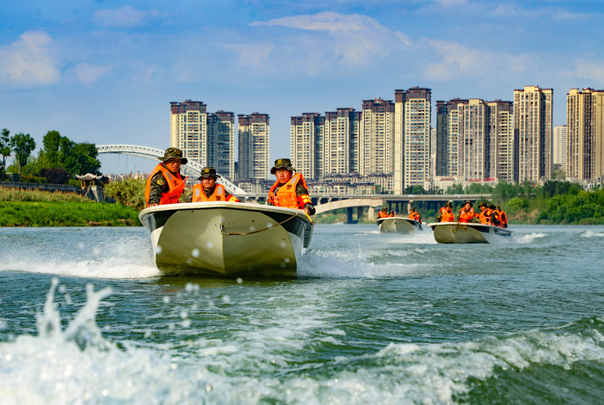 快速行進。武警四川總隊資陽支隊供圖