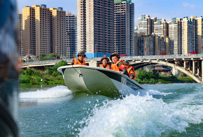 乘風破浪。武警四川總隊資陽支隊供圖