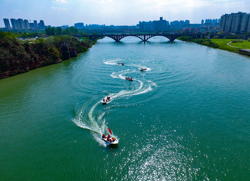 S型繞障。武警四川總隊資陽支隊供圖