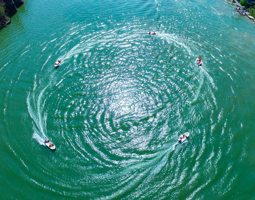 環繞行進。武警四川總隊資陽支隊供圖
