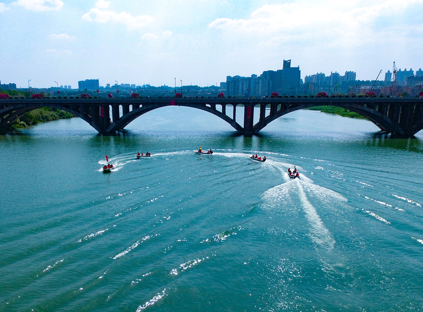 急速掉頭。武警四川總隊資陽支隊供圖