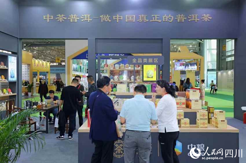 參展商正在向客戶推介產品。盧雨攝