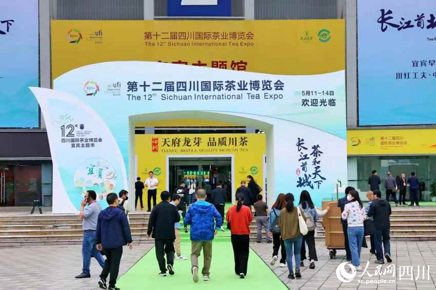 館外氛圍濃厚。盧雨攝