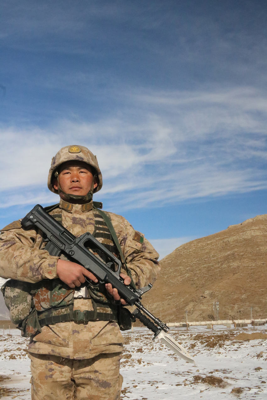 楊愛理在站崗執勤。陸軍第77集團軍某旅供圖