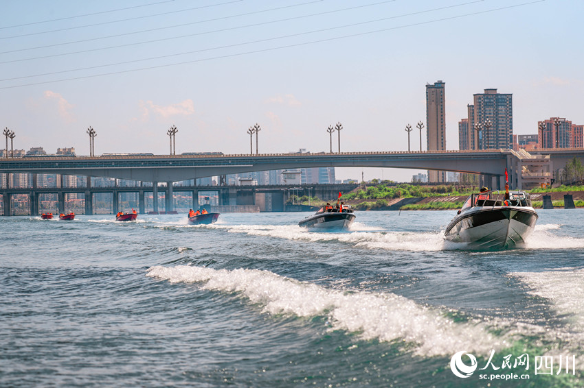 編隊行進。李蛟龍攝