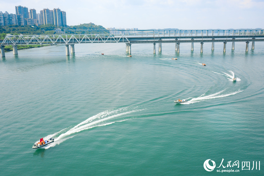 沖鋒舟成S形行進。陳渝忠攝