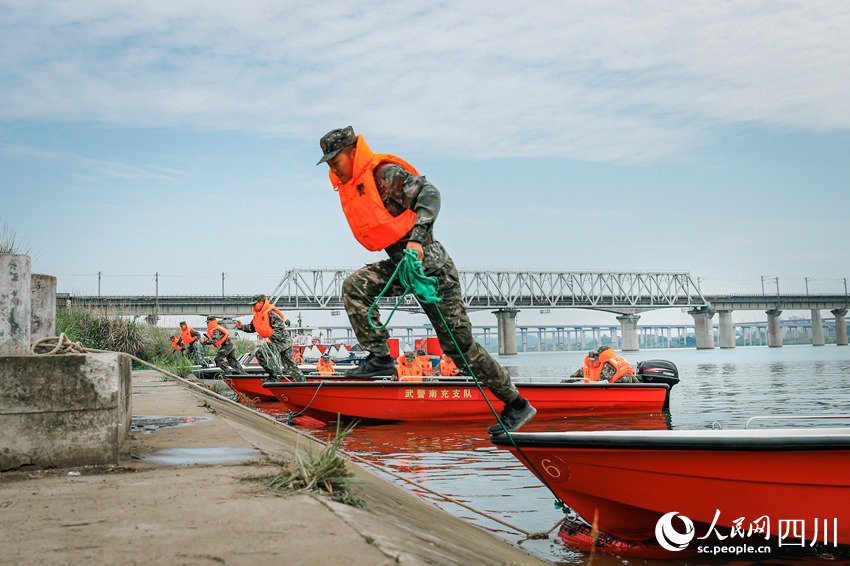 沖鋒舟有序靠岸。李蛟龍攝