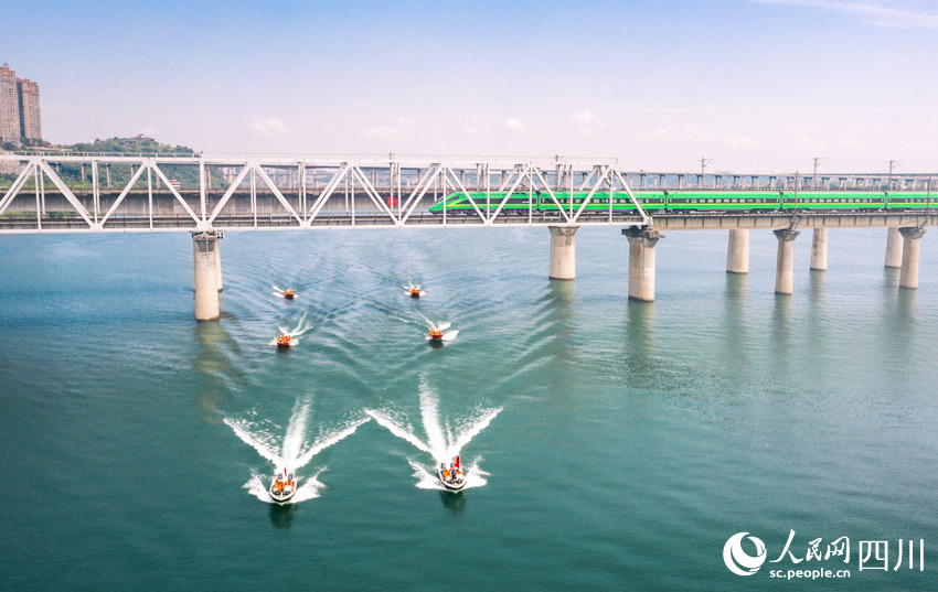 兩路縱隊行進。陳渝忠攝