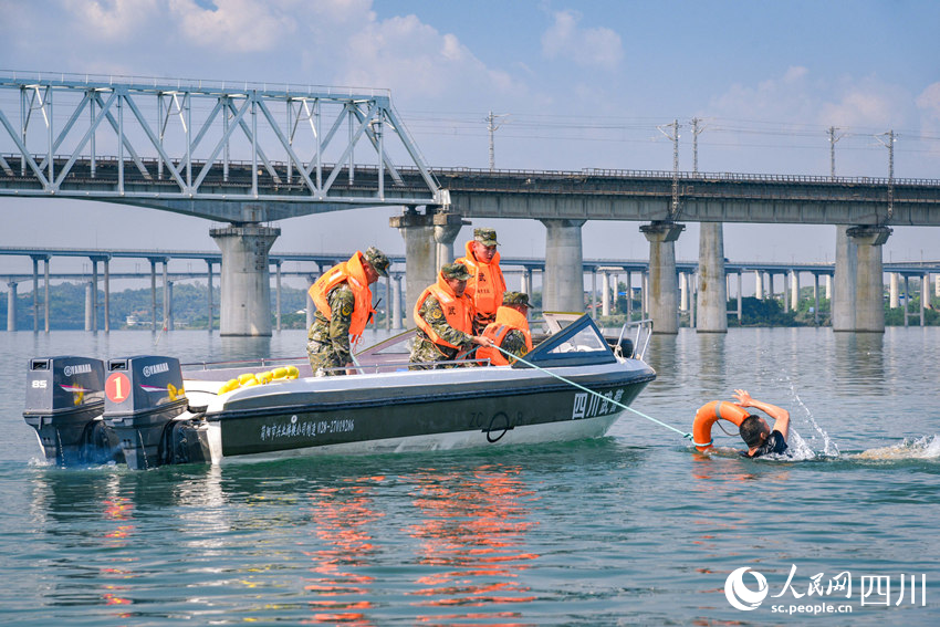 模擬救援落水群眾。陳渝忠攝