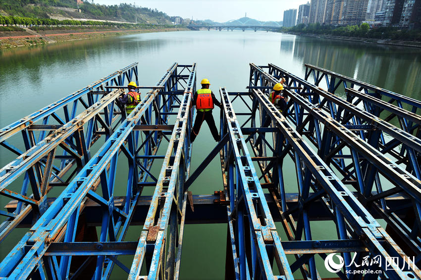 工人們在進行鋼箱梁臨時支墩支棧橋施工。王斌攝