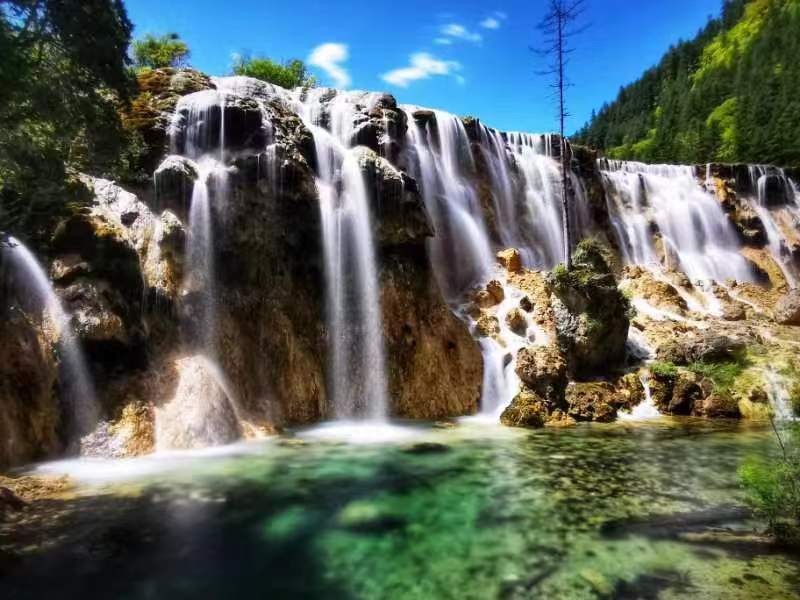 飛流直下落九天。九寨溝景區供圖