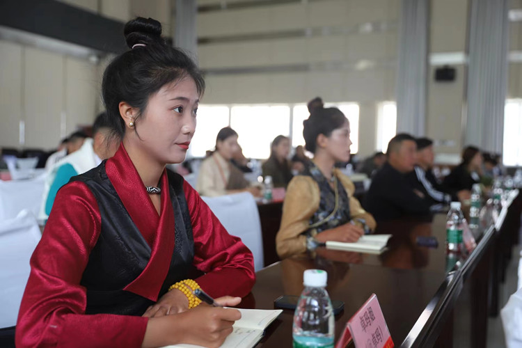 參會人員認真聽講并做好筆記。德吉班姆攝