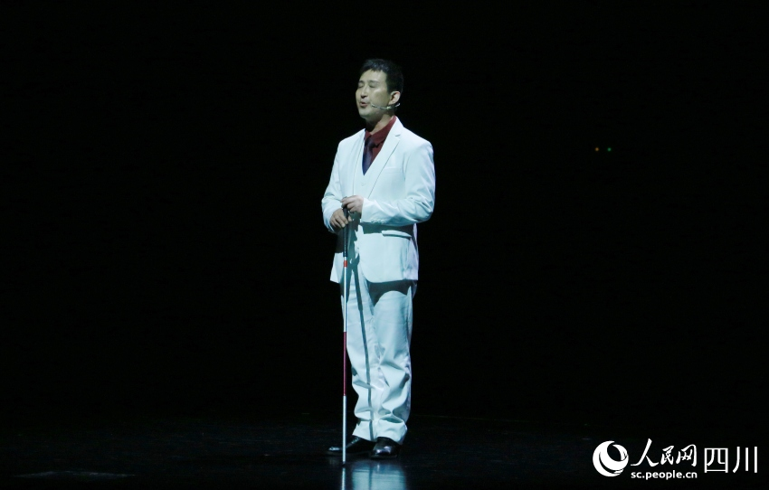 盲人作家陳光炅在情景劇中。陳芳斌攝