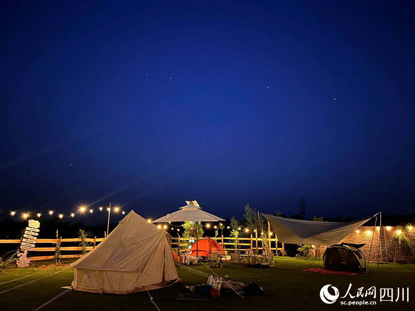 聚興家庭農場夜景。李悅攝