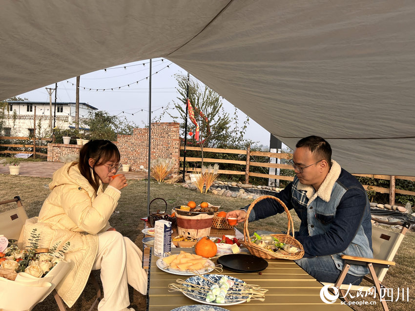 游客在聚興家庭農場休閑。李悅攝