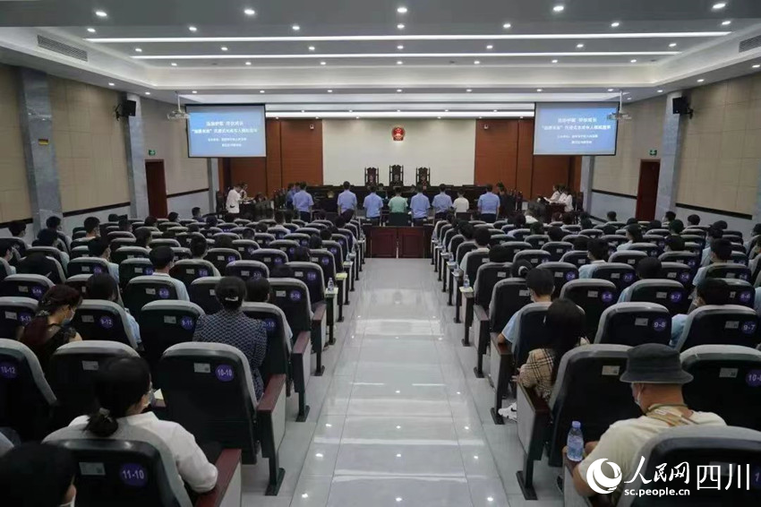 模擬庭審現場。鄭荔丹攝