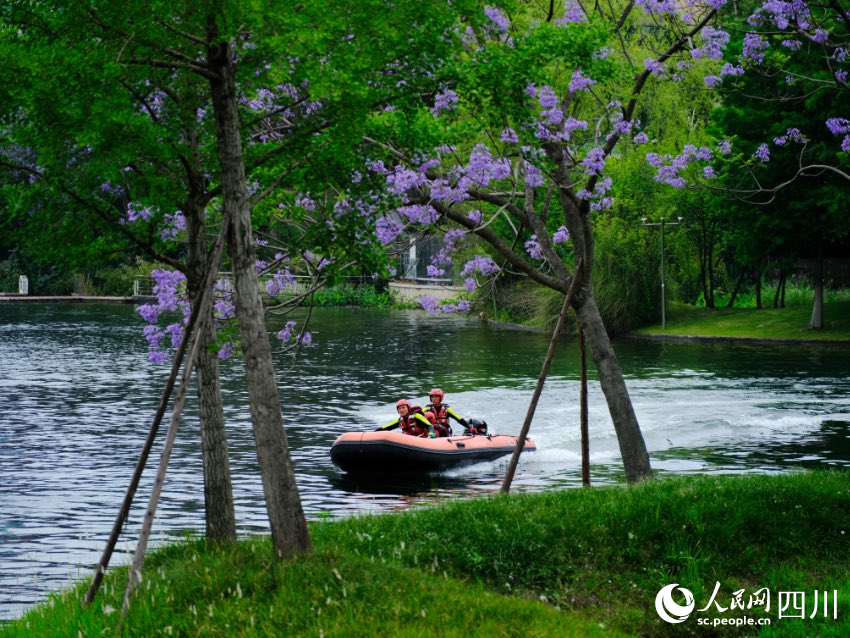 四川省森林消防總隊特勤大隊一中隊消防員在成都市麓湖生態城進行防汛應急救援綜合實戰演練。程雪力攝