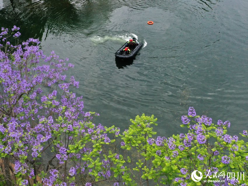四川省森林消防總隊特勤大隊一中隊消防員正在進行“操艇繞標”課目演練。程雪力攝