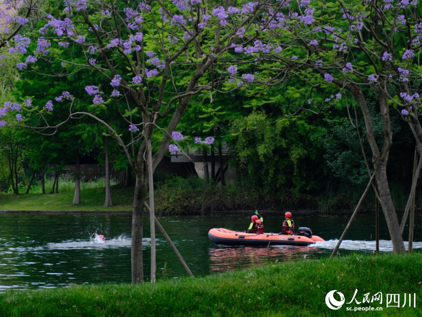 四川省森林消防總隊特勤大隊一中隊消防員在麓湖生態城進行“舟艇O形快速救援”課目演練。程雪力攝