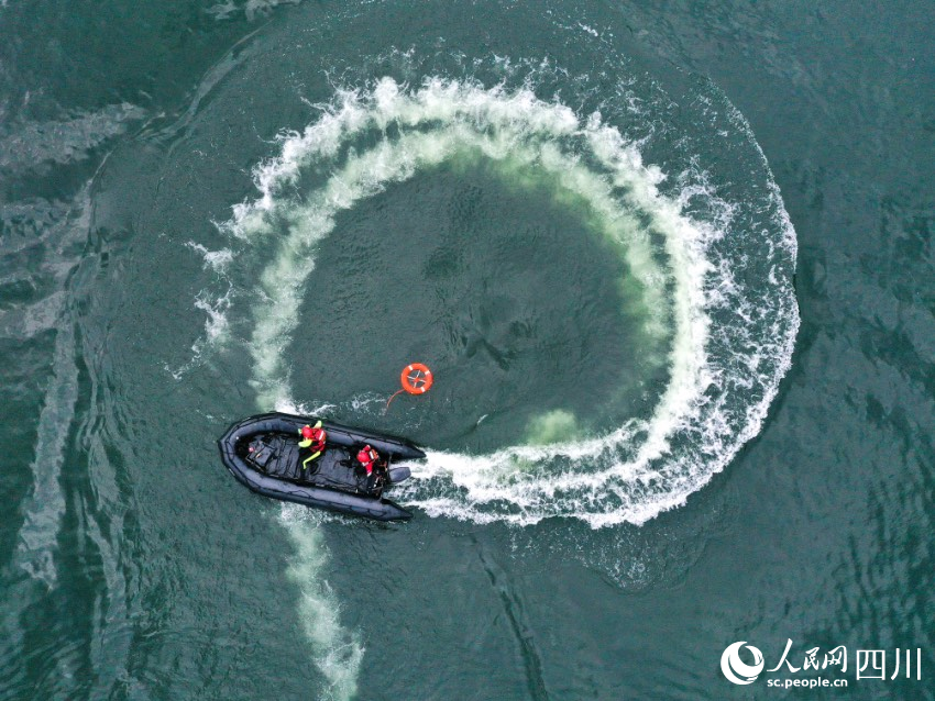 四川省森林消防總隊特勤大隊一中隊消防員正在進行“操艇繞標”課目演練。程雪力攝