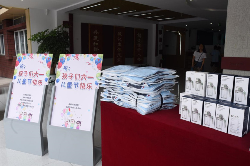 成都市特殊教育學校里，滿滿當當的禮物。成都市殘聯供圖