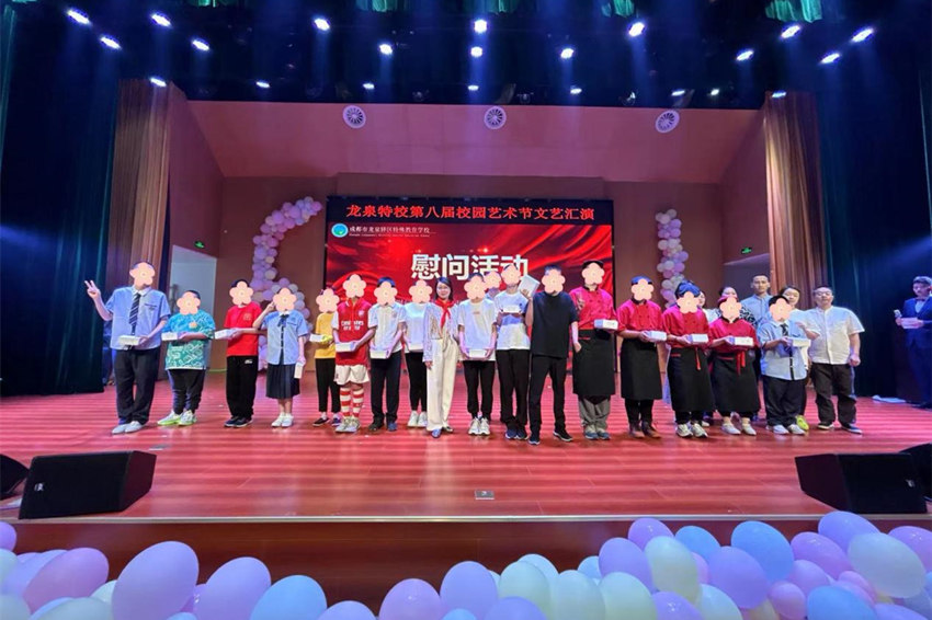 龍泉驛區特殊教育學校里，“六一”禮物發放。成都市殘聯供圖