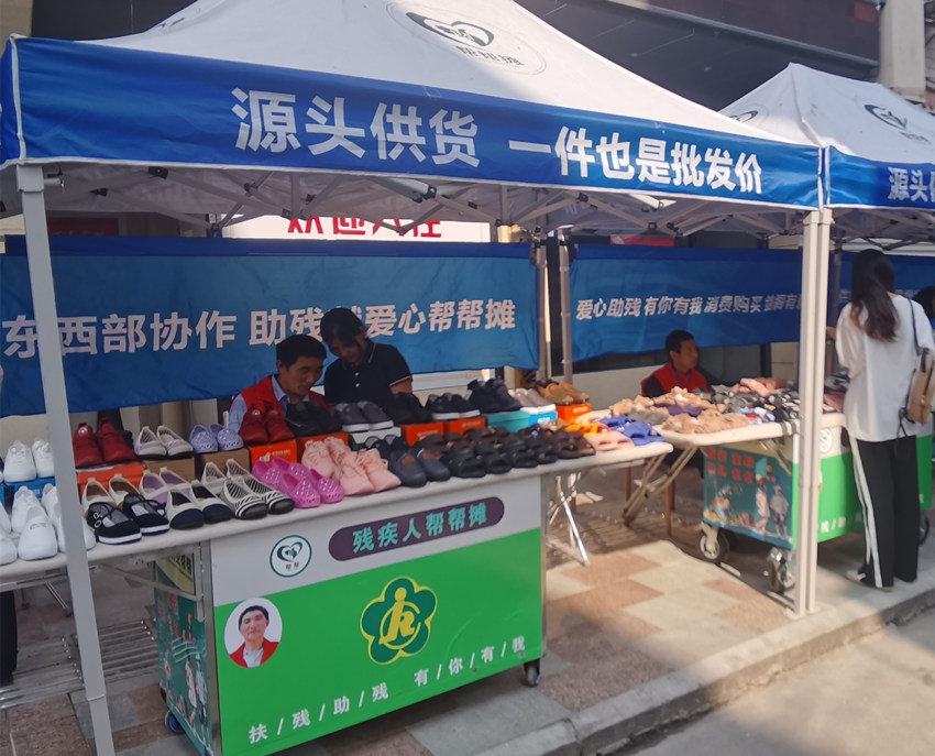 張來友（左一）的“幫幫攤”。受訪者供圖