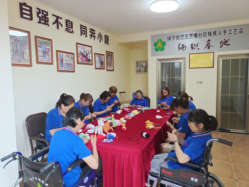 “閬苑善坊”殘疾員工在編織基地制作編織產品。閬中市殘聯供圖