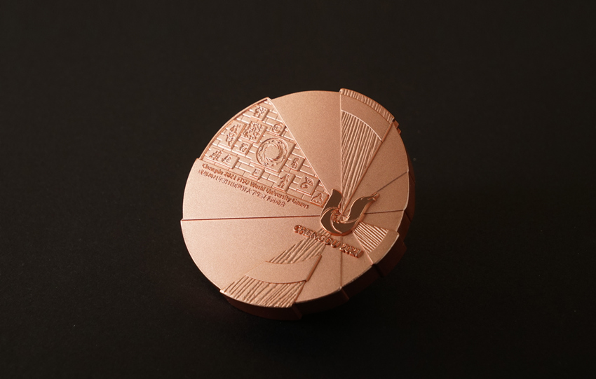 成都大運會銅牌正面。成都大運會執委會供圖