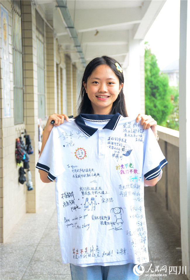 一件“百家祝福衣”。蘭楯攝