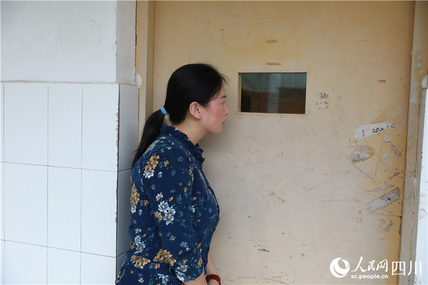 充滿關愛的“偷窺”。周智清攝