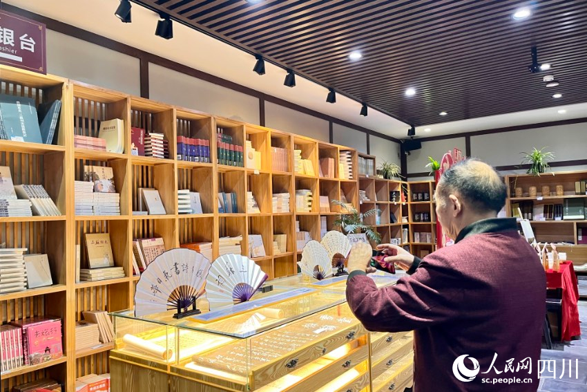 三蘇祠博物館文創產品備受喜愛。人民網記者 朱虹攝