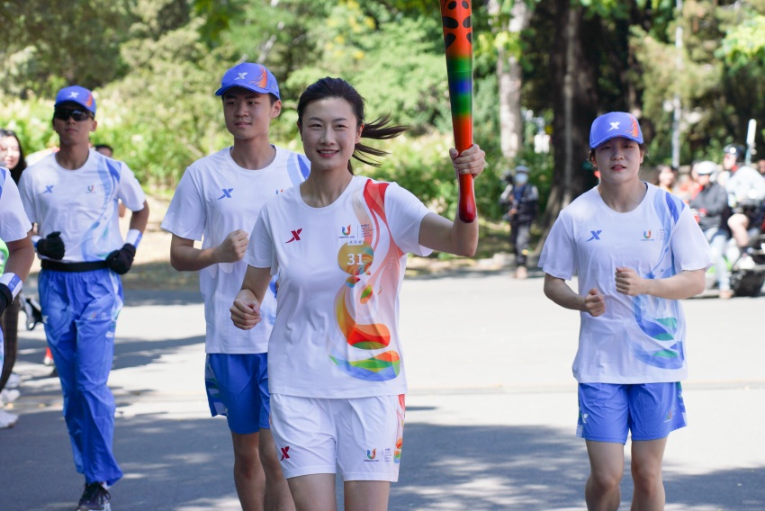 火炬手丁寧正在傳遞成都大運會火炬。成都大運會執委會供圖