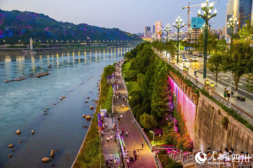 長江公園成為群眾休閑鍛煉的好去處。曾朗攝