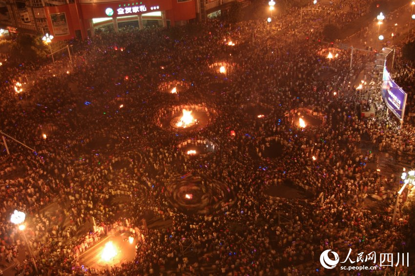 資料圖：涼山火把節現場。宋明 攝