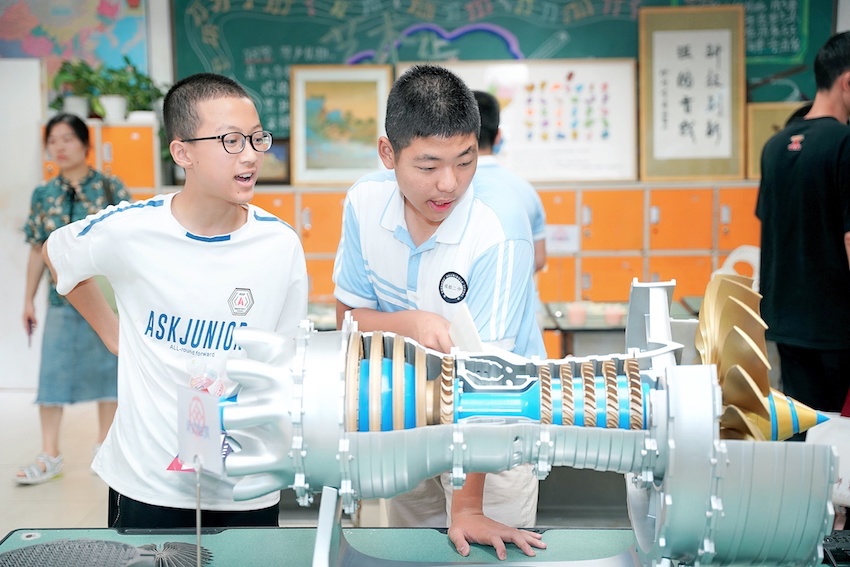 孩子們對各類實驗裝置充滿興趣。成都二中供圖