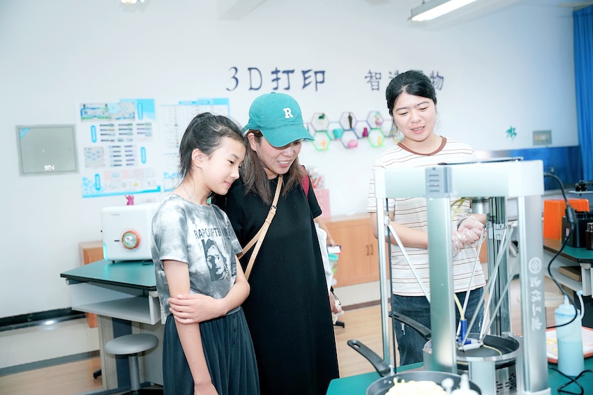 科創日對外開放，不少周邊學校家長學生也報名前來參觀。成都二中供圖