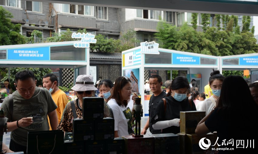 市民在展柜前挑選商品。陳芳斌攝