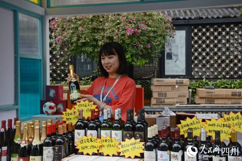 展銷商向市民展示法國紅酒。陳芳斌攝