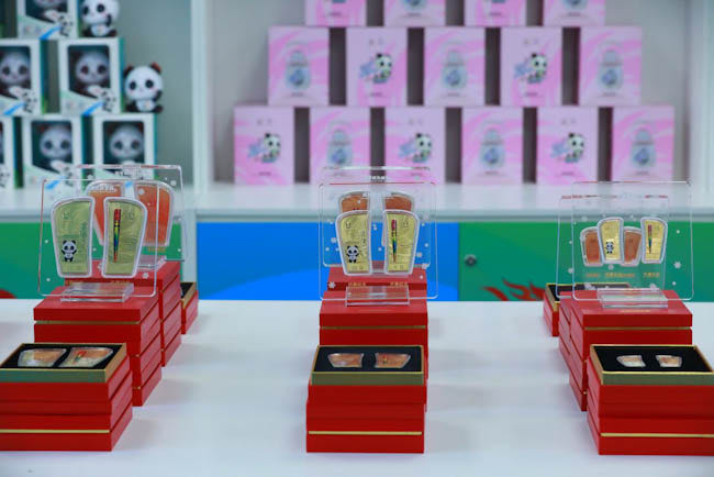 大運會開閉幕紀念章。主辦方供圖